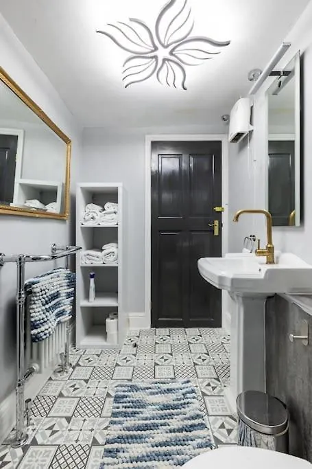 Basement Flat, Regency Square Apartment Brighton