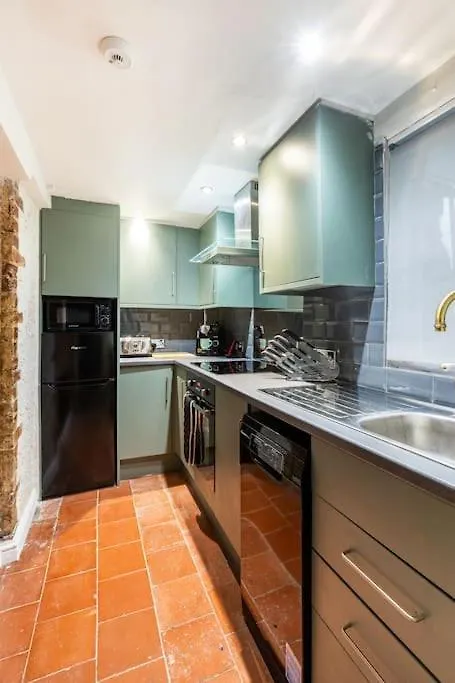 Basement Flat, Regency Square Apartment Brighton